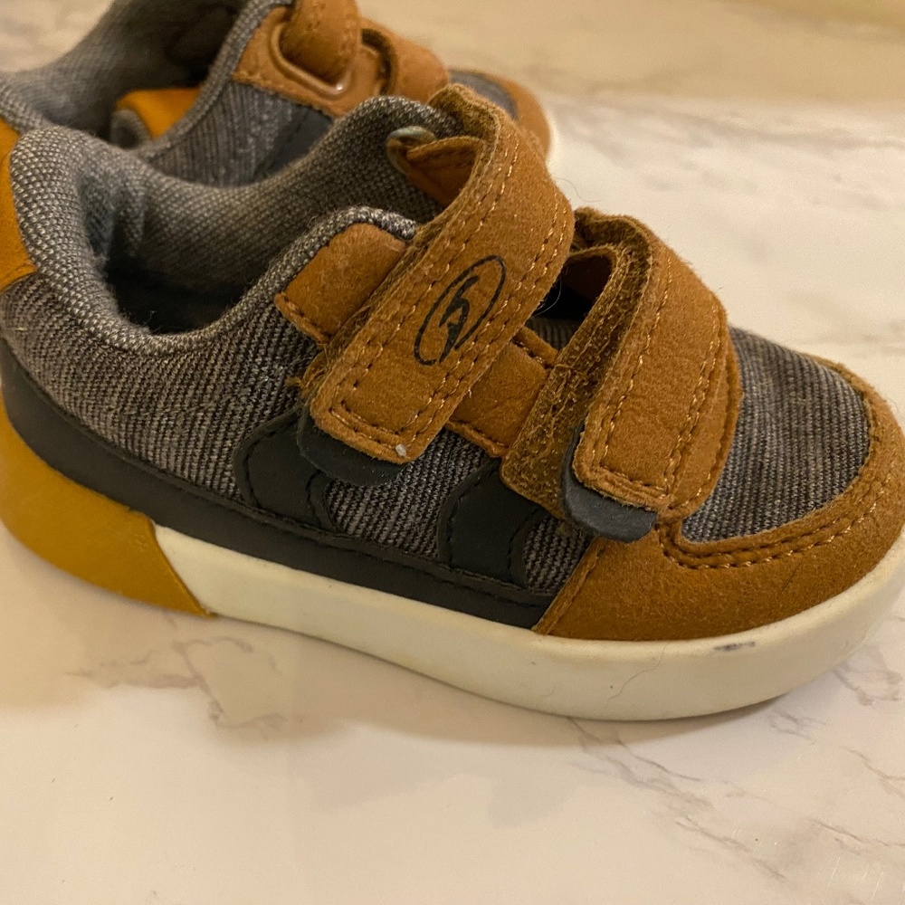 Dr. Scholl’s Wander Free Boys sneaker- size 5